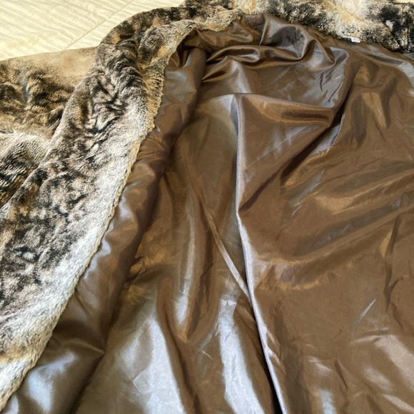 Lindi Animal Print Faux-fur Cape - Picture 9 of 16